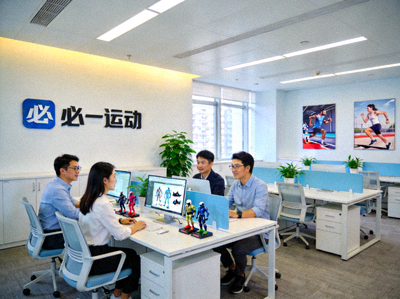 欧冠足球决赛赛场，球员激烈拼抢的瞬间